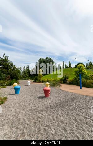 Nautisch aussehendes Capstan-Kunstwerk auf Sand und Kies in West Seattle, Washington. Stockfoto