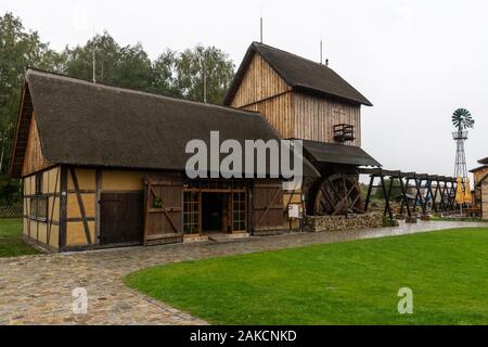 Mühle und Umgebung von der Legende der Koselbruch Krabat-Muhle (Die Satanischen Mühle). Krabat ist ein Zeichen im sorbischen Folklore. Stockfoto