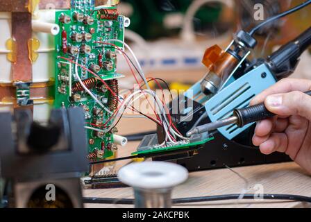 Zinn Löten, auf Defekte elektronische Platine, die für ihre Reparatur Stockfoto