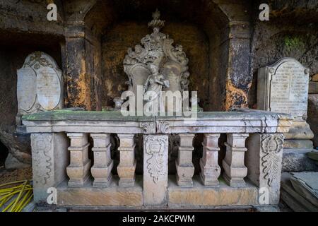 Oybin, DEUTSCHLAND - 10. OKTOBER 2019: Alter Friedhof in der Nähe der Burg Oybin. Die Grenze Deutschlands und Tschechiens. Stockfoto