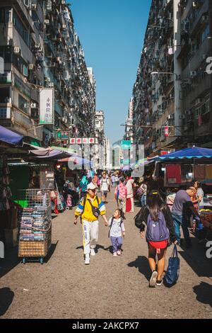 HongKong, China - November, 2019: die Menschen gehen auf die Straße Markt in HongKong, MongKok Stockfoto
