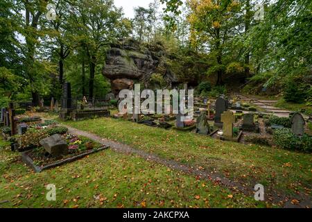 Oybin, DEUTSCHLAND - 10. OKTOBER 2019: Alter Friedhof in der Nähe der Burg Oybin. Die Grenze Deutschlands und Tschechiens. Stockfoto