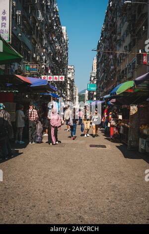 HongKong, China - November, 2019: die Menschen gehen auf die Straße Markt in HongKong, MongKok Stockfoto