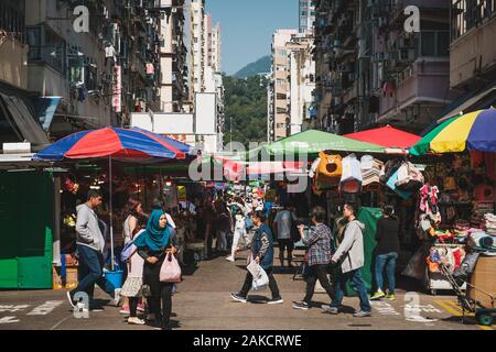HongKong, China - November, 2019: die Menschen gehen auf die Straße Markt in HongKong, MongKok Stockfoto