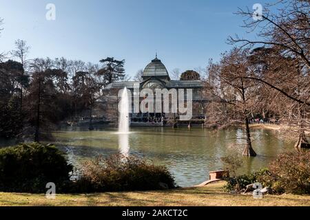 MADRID, Spanien. JAN 2020: Palacio de Cristal Gebäude vor dem See und Brunnen im Parque del Retiro Stockfoto