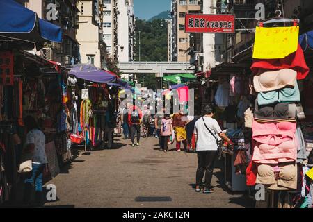 HongKong, China - November, 2019: die Menschen gehen auf die Straße Markt in HongKong, MongKok Stockfoto