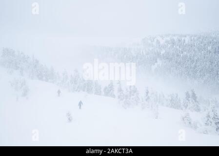 Bei geringer Sicht mit Nebel in den Bergen. Verloren die Touristen in einer Winterwanderung. Schlechtes Wetter Stockfoto