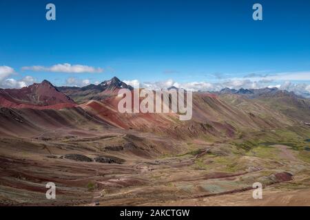 Regenbogenberg oder Vinicunca (Winikunka) oder Montaña de Siete Colores (Montaña de Colores) in den Anden in Peru Stockfoto