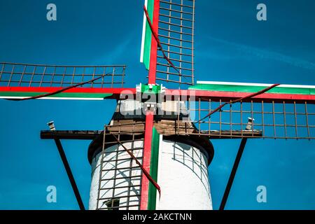 Schöne Nahaufnahme von traditionellen alten Windmühle vor einem blauen Himmel mit Wolken im Sommer Stockfoto