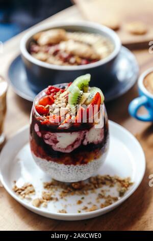 Gesundes Frühstück mit Chia Erdbeere Pudding, Müsli Schale Stockfoto