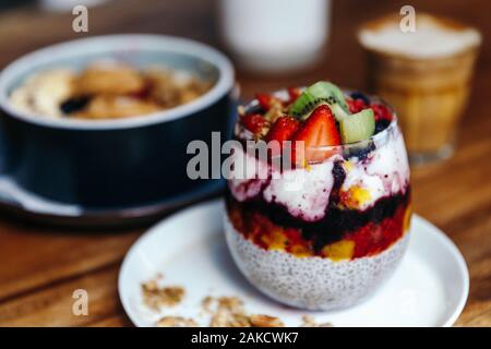 Gesundes Frühstück mit Chia Erdbeere Pudding, Müsli Schale Stockfoto