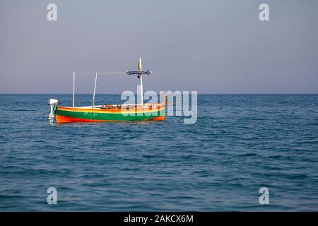 Fischer leerer Lastkahn schwimmen im Meer (keine Menschen um) Stockfoto