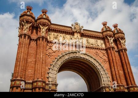 Die 1888 "Arc de Triomf" de Barcelona, auf dem Passeig de Lluís Companys. Der von dem Architekten Josep Vilaseca i Casanovas entworfen. World Messe Eingang. Stockfoto