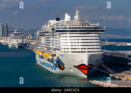 Das Kreuzfahrtschiff AIDAnova 2018 im Dock am Hafen von Barcelona, Spanien. Einzigartig ist der Betrieb mit verflüssigtem Erdgas und befördert bis zu 6500 Passagiere. Stockfoto