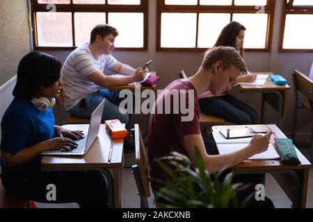 Jugendliche in der Schule Klassenzimmer Stockfoto