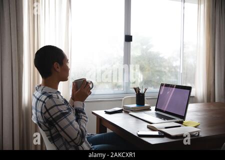 Frau, die zu Hause arbeiten Stockfoto