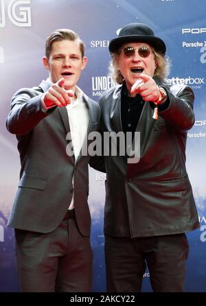 Hamburg, Deutschland. 07 Jan, 2020. Max von der Groeben (l), Schauspieler, und Steffi Stephan, Musiker, kommt zur Premiere des Films "Lindenberg! Ihr Ding machen!". Credit: Christian Charisius/dpa/Alamy leben Nachrichten Stockfoto