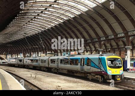 Transpennine Express Klasse 185 'Desiro" diesel Multiple Unit Train Station 185140 bei York, UK. Stockfoto