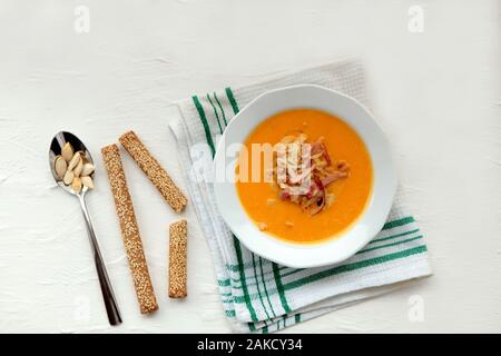 Würzige Kürbissuppe mit Koriander in einem Topf Schüssel mit Samen, close-up Stockfoto