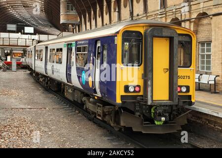 Drucker der Nördlichen Rampe Klasse 150" diesel Multiple Unit Train in York, Großbritannien. Stockfoto
