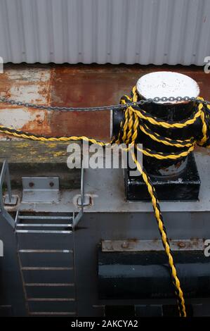 Seil um einen gusseisernen Bootstrang Ramsgate Kent gewickelt Stockfoto