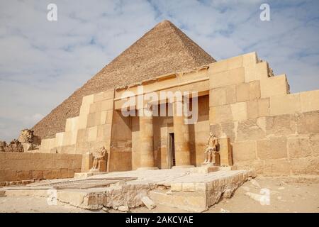 Anzeigen der Totentempel der Cheops-Pyramide in Gizeh Pyramide komplexe aufschlussreich Teil der Cheops-pyramide im Hintergrund in die Stadt Kairo, Ägypten Stockfoto