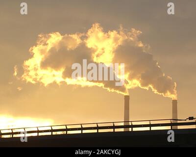 Foto von Umweltverschmutzung der industriellen Zone der Stadt Kiew. Die Verunreinigung der Luft durch die Schwerindustrie in den Morgen bei Sonnenaufgang im Winter Stockfoto