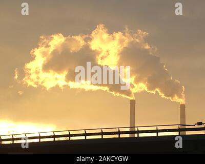 Foto von Umweltverschmutzung der industriellen Zone der Stadt Kiew. Die Verunreinigung der Luft durch die Schwerindustrie in den Morgen bei Sonnenaufgang im Winter Stockfoto