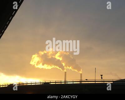 Foto von Umweltverschmutzung der industriellen Zone der Stadt Kiew. Die Verunreinigung der Luft durch die Schwerindustrie in den Morgen bei Sonnenaufgang im Winter Stockfoto