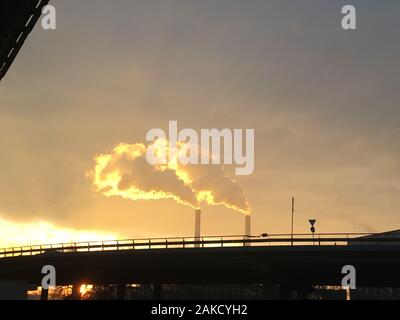 Foto von Umweltverschmutzung der industriellen Zone der Stadt Kiew. Die Verunreinigung der Luft durch die Schwerindustrie in den Morgen bei Sonnenaufgang im Winter Stockfoto