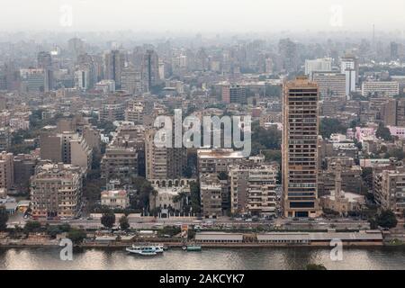 Luftaufnahme von Nil Straße und Bahndamm im Zentrum von Kairo, Ägypten Stockfoto