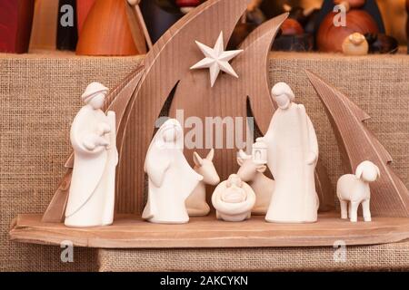 Geburt. eine Szene aus Keramik Figuren der weihnachtlichen Bescherung. Stockfoto