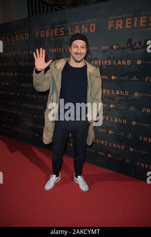 Berlin, Deutschland. 08 Jan, 2020. Der Schauspieler Fahri Yardim kommt zur Premiere des Films "Freies Land". Quelle: Jörg Carstensen/dpa/Alamy leben Nachrichten Stockfoto