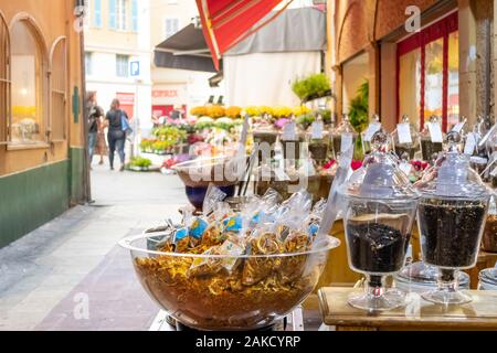 Wickelte Gewürze, Tees, Düfte und Zutaten außerhalb der Terrasse eines Geschenke Shop in der Altstadt von Nizza, Frankreich. Stockfoto