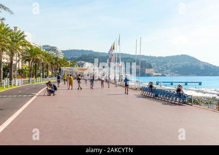 Jogger, Wanderer und Fotografen genießen Sie einen Sommer Tag an der Promenade des Anglais an der Resort City von Nizza Frankreich am Mittelmeer Stockfoto