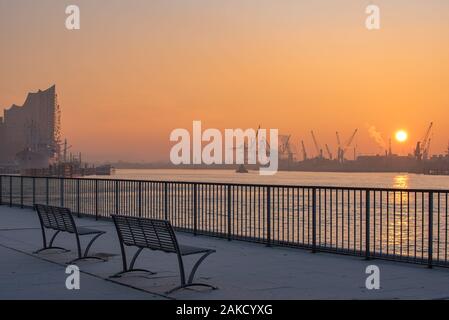 Hamburger Hafen in Morgenlicht Stockfoto