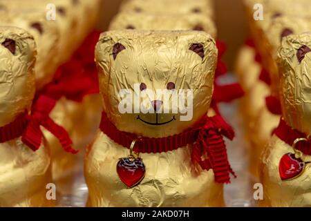 Schokolade Teddybär in einer goldenen Verpackung. Ansicht von vorne Stockfoto