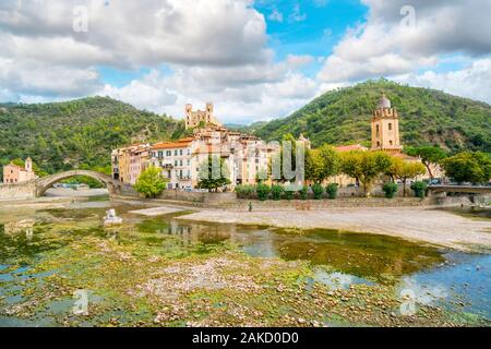 Die mittelalterlichen Dolceacqua, Italien, aus der die Kirche auf dem Hügel San Fillipo Castello schloss, gewölbte Monet Brücke, der alten Kathedrale. Stockfoto