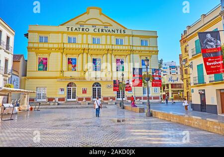 MALAGA, SPANIEN - 26. SEPTEMBER 2019: jerónimo Cuervo Square mit Blick auf Teatro Cervantes, das ist das älteste Theater der Costa del Sol, im September Stockfoto