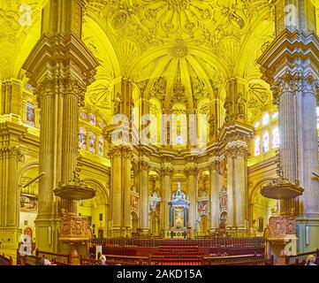 MALAGA, SPANIEN - 26. SEPTEMBER 2019: die Kathedrale Innenraum mit Blick auf den Hauptaltar, geschnitzten Stein Dekorationen, verzierten Kuppel und malerischen Kapellen, auf Sep Stockfoto