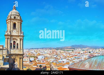 Der Glockenturm der Kathedrale von Malaga vor der Dächer der Altstadt, Andalusien, Spanien Stockfoto