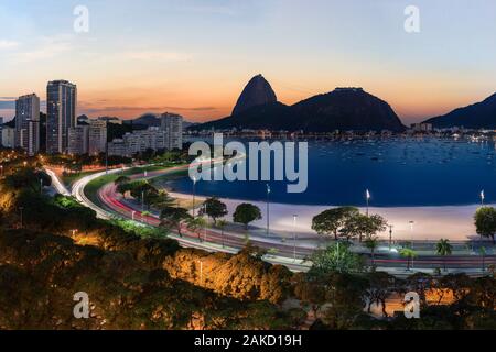 Rio de Janeiro Blick Richtung Zuckerhut über Botafogo Strand und Avenue der Vereinten Nationen Stockfoto