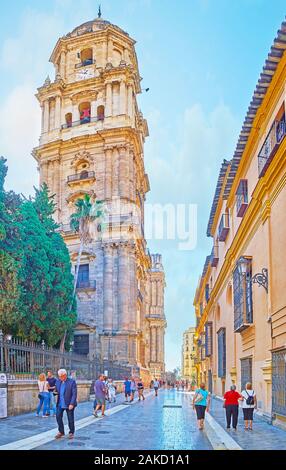 MALAGA, SPANIEN - 26. SEPTEMBER 2019: Spaziergang Calle Molina Lario Straße und die riesige mittelalterliche Glockenturm der Inkarnation Kathedrale anschauen, am 26. September in Stockfoto