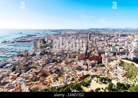 Alicante, Spanien - 23. Dezember 2019: Panoramablick auf das Mittelmeer und die Stadt Alicante, Costa Blanca, Spanien Stockfoto