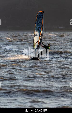 Windsurfen am Llandudno West Shore, North Wales Küste Stockfoto