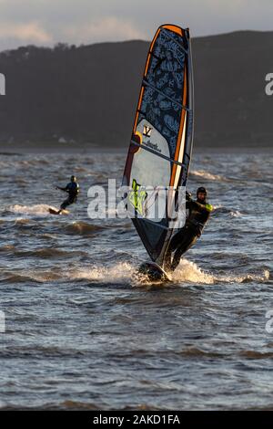 Windsurfen am Llandudno West Shore, North Wales Küste Stockfoto