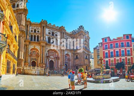 MALAGA, SPANIEN - 26. SEPTEMBER 2019: historische Plaza Obispo Platz mit seinen wichtigsten Sehenswürdigkeiten - Bishop's Palace (Palacio Episcopal) und die Kathedrale von Malaga, Stockfoto