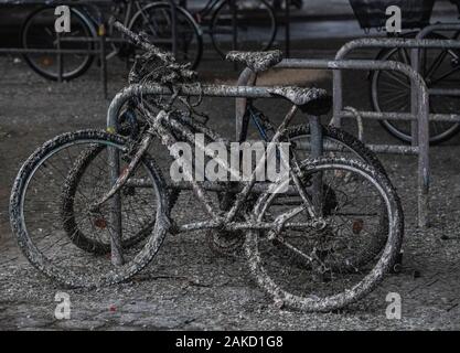 Berlin, Deutschland. 08 Jan, 2020. Fahrräder mit Vogelkot übersät stehen am Kottbuser Tor. Credit: Paul Zinken/dpa/Alamy leben Nachrichten Stockfoto