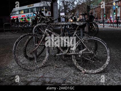 Berlin, Deutschland. 08 Jan, 2020. Fahrräder mit Vogelkot übersät stehen am Kottbuser Tor. Credit: Paul Zinken/dpa/Alamy leben Nachrichten Stockfoto