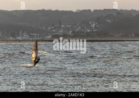 Windsurfen am Llandudno West Shore, North Wales Küste Stockfoto